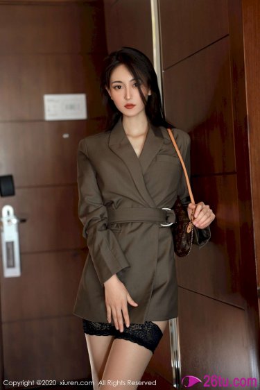 美女的衣服被剪坏